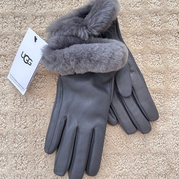 UGG Accessories - 🆕NWT🖤 UGG Genuine Dyed Shearling Leather Gloves in Grey